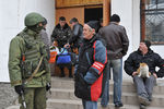 Украинские военнослужащие покидают воинскую часть А2542, охраняемую бойцами самообороны Крыма