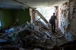 Разрушенная попаданием снаряда квартира одного из домов в Славянске