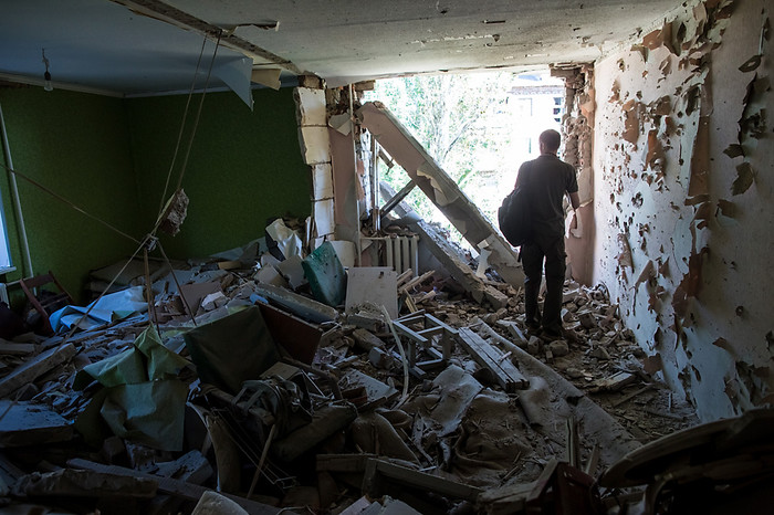 Разрушенная попаданием снаряда квартира одного из&nbsp;домов в&nbsp;Славянске