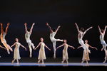 Сцена из одноактного балета «Рапсодия», представленного Королевским балетом Ковент-Гарден на сцене Большого театра