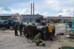Бойцы батальона «Призрак» народного ополчения Луганска занимаются ремонтом бронетехники