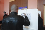 Жители Москвы голосуют на выборах в Московскую городскую думу на одном из избирательных участков
