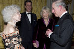 Герцогиня Альба во время встречи с принцом Чарльзом и Камиллой на благотворительном гала-ужине в Лондоне в 2011 году