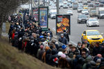 Жители Москвы во время церемонии прощания с политиком Борисом Немцовым в Сахаровском центре