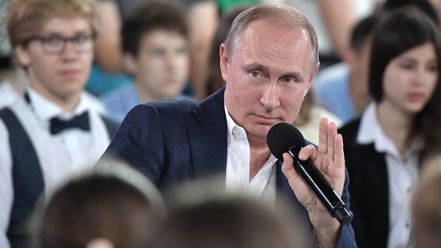 Президент России во время «Недетского разговора с Владимиром Путиным» в образовательном центре «Сириус» в Сочи, 21 июля 2017 года