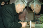 Президент России Борис Ельцин во время получения приватизационного чека, 1993 год