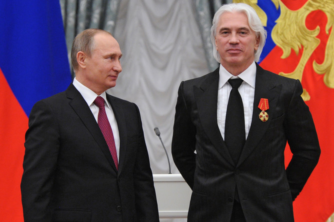 Президент России Владимир Путин и певец Дмитрий Хворостовский во время церемонии вручения государственных наград в Кремле, 2015 год