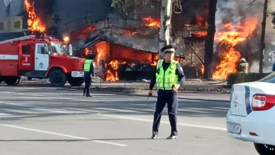 Пожар в кафе «Антошка» на пересечении улиц Чуй и Эркиндик в Бишкеке, где произошли три взрыва, 8 ноября 2019 года
