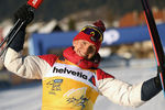 Александр Большунов (Россия), завоевавший золотую медаль в гонке преследования на 15 км классическим стилем среди мужчин на соревнованиях по лыжным гонкам «Тур де Ски» в итальянском Тоблахе, в желтой майке лидера, 1 января 2020 года 