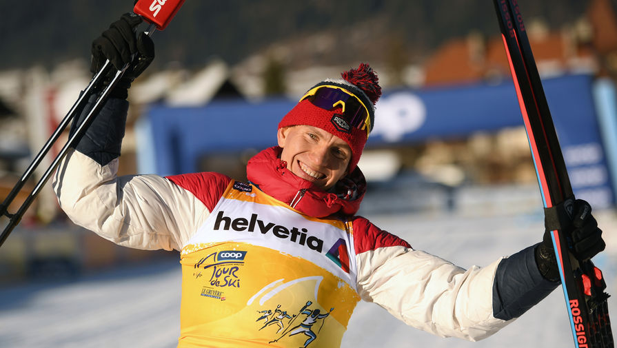 Александр Большунов (Россия), завоевавший золотую медаль в гонке преследования на 15 км классическим стилем среди мужчин на соревнованиях по лыжным гонкам «Тур де Ски» в итальянском Тоблахе, в желтой майке лидера, 1 января 2020 года 