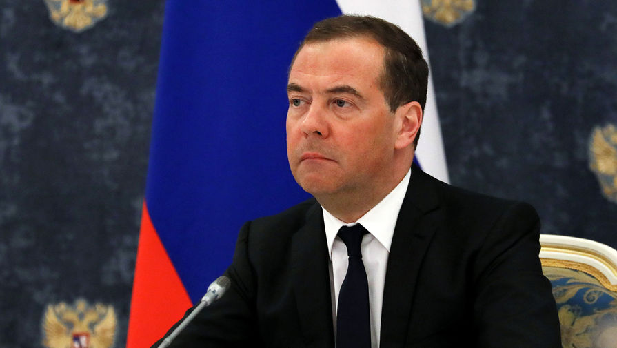 "От соперничества к конфронтации": Медведев рассказал о новой "холодной войне"