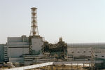 Вид на Чернобыльскую АЭС со стороны четвертого реактора, апрель 1986 года