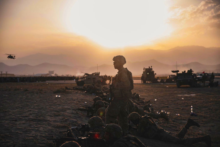 Американские солдаты оцепили периметр аэропорта Кабула и взлетную полосу
