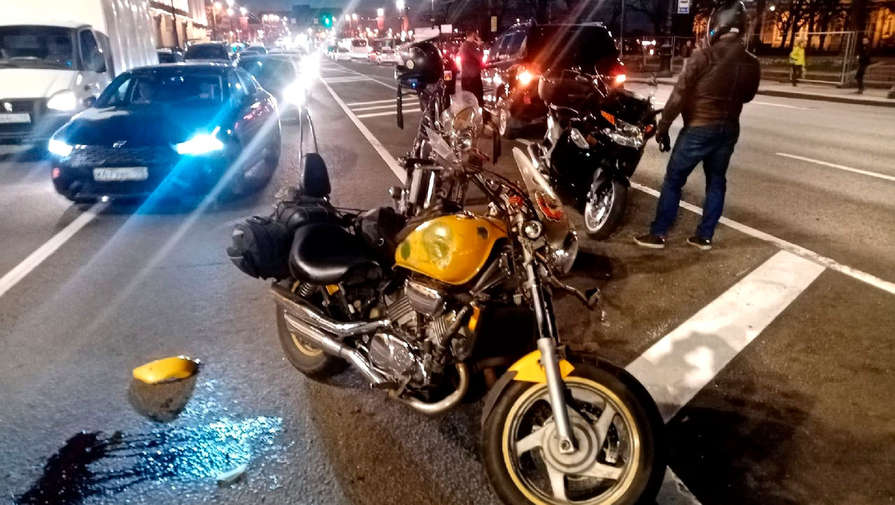 В Санкт-Петербурге автомобиль адмирала ВМФ сбил байкера
