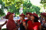 Люди празднуют платиновый юбилей королевы Елизаветы на улице Мэлл в Лондоне, 2 июня 2022 года