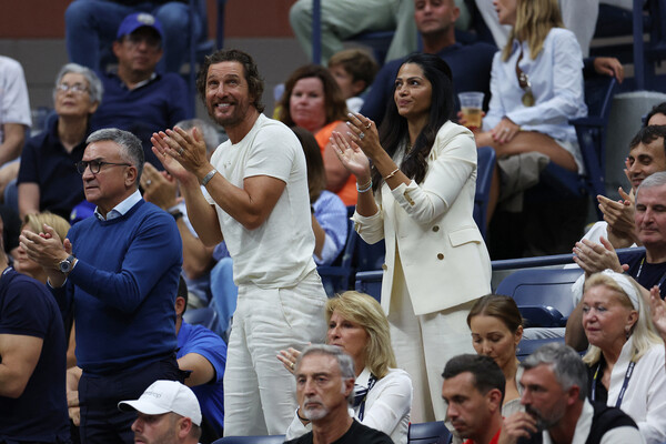Актер Мэттью Макконахи и его жена Камила Алвес во время теннисного матча US Open, 2023&nbsp;год 