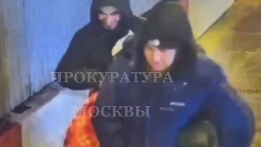 Нападение грабителя с ножом на москвичку попало на видео