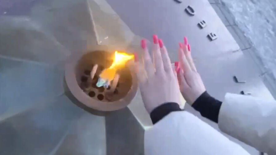Девушки погрели руки на Вечном огне, матерясь и снимая это на видео
