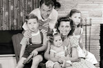 Нэнси Синатра (справа) со своей семьей — отцом Фрэнком Синатрой, матерью Нэнси, братом Фрэнком-мл. и сестрой Тиной, 1950-е