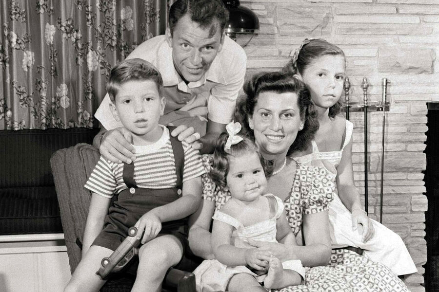 Нэнси Синатра (справа) со своей семьей &mdash; отцом Фрэнком Синатрой, матерью Нэнси, братом Фрэнком-мл. и сестрой Тиной, 1950-е