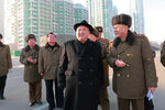 Высший руководитель Северной Кореи Ким Чен Ын во время посещения объектов строящейся улицы Рёмён в Пхеньяне