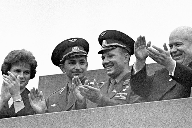 Летчики-космонавты СССР Юрий Гагарин, Валерий Быковский и Валентина Терешкова (справа налево) и первый секретарь ЦК КПСС Никита Сергеевич Хрущев во время митинга на Красной площади в Москве в честь успешного полета космических кораблей «Восток-5» и «Восток-6», 1963 год