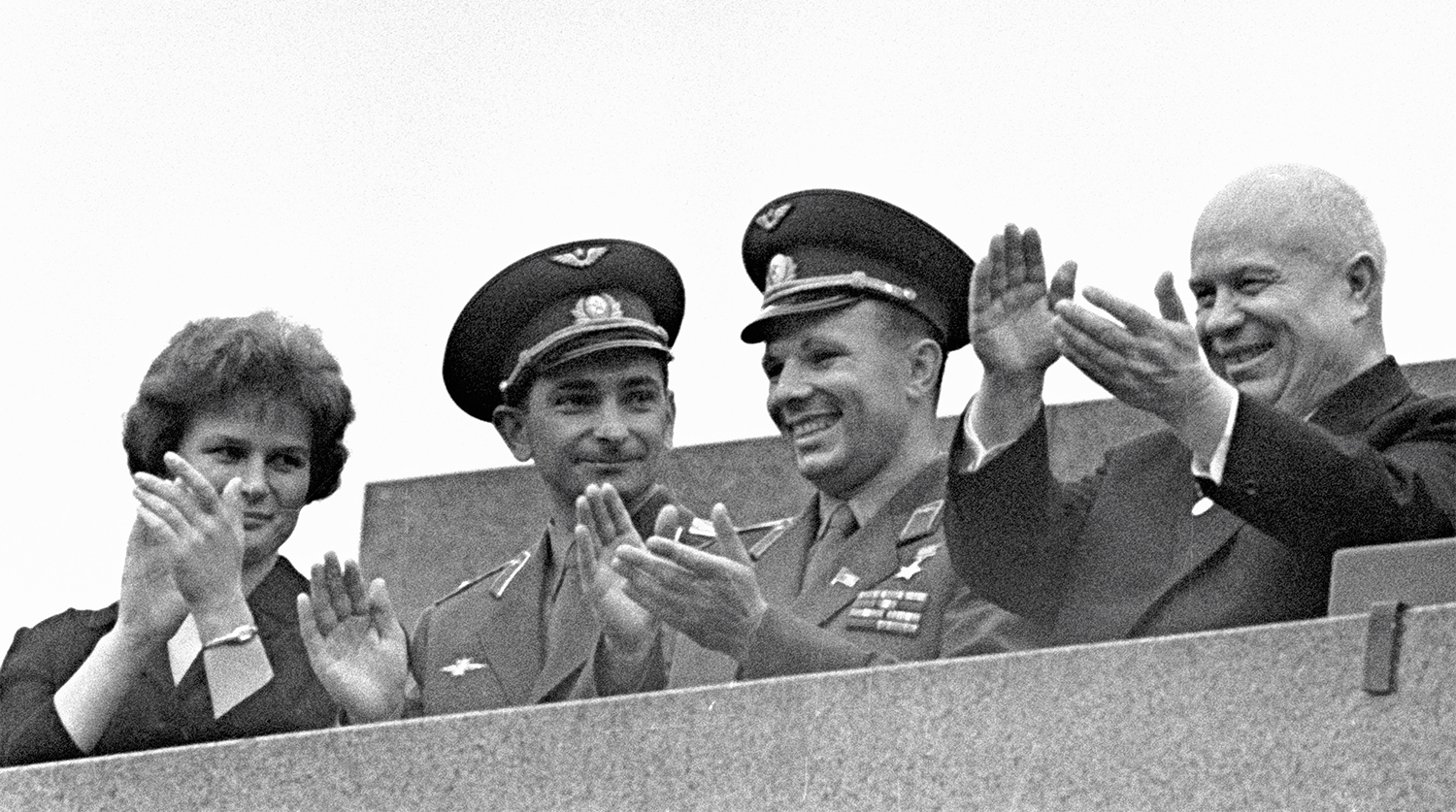 25 января 1961 года гагарину присвоили квалификацию. Королев Гагарин и Хрущев.