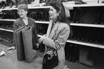 1994 год. Виктория Руффо во время посещения обувного магазина в Перми