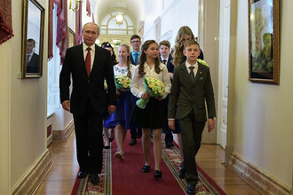 Владимир Путин во время экскурсии по Кремлю со школьниками после торжественной церемонии вручения паспортов
