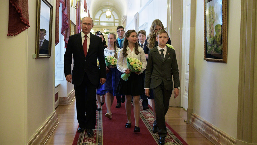 Владимир Путин во время экскурсии по&nbsp;Кремлю со школьниками после торжественной церемонии вручения паспортов