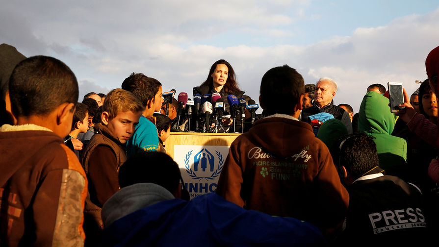 Анджелина Джоли во время встречи с&nbsp;беженцами из&nbsp;Сирии в&nbsp;Иордании, 28 января 2018 года