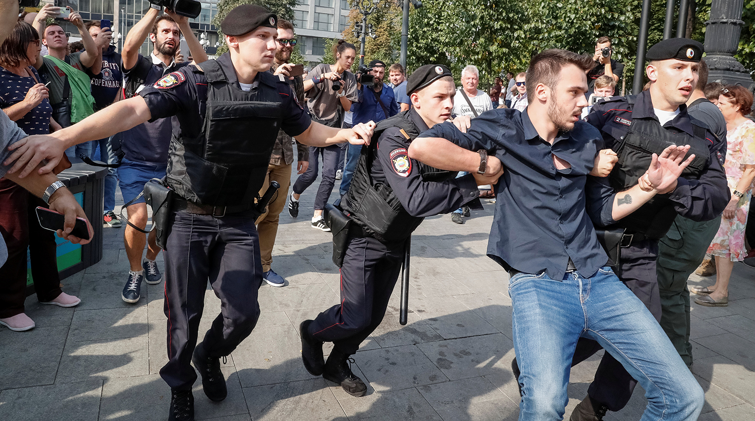 Сотрудники правоохранительных органов разгоняют участников несанкционированной акции в Москве против изменения пенсионного законодательства, Москва, 9 сентября 2018 года