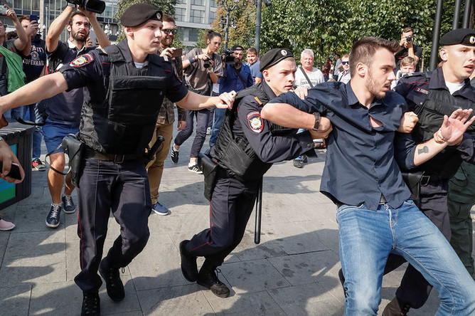 Сотрудники правоохранительных органов разгоняют участников несанкционированной акции в Москве против изменения пенсионного законодательства, Москва, 9 сентября 2018 года