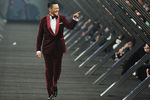 Актер Чоу Юнь-Фат принимает участие в модном показе в Пекине, 2012 год