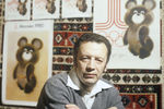 Художник Виктор Александрович Чижиков, автор талисмана XXII летних олимпийских игр - медвежонка Мишки, 1980 год 