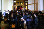 Протестующие около здания парламента Армении после подписания соглашения по Нагорному Карабаху, 10 ноября 2020 года