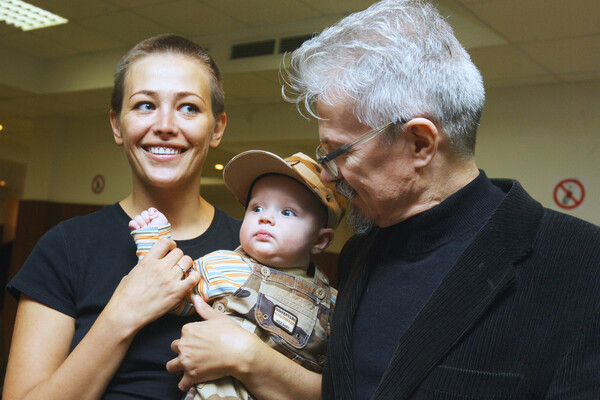 Эдуард Лимонов с&nbsp;женой Екатериной Волковой и сыном Богданом, 2007&nbsp;год