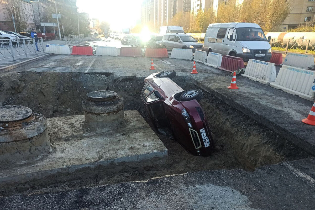 Водитель не заметил траншею на дороге и опрокинулся в нее - Газета.Ru |  Новости