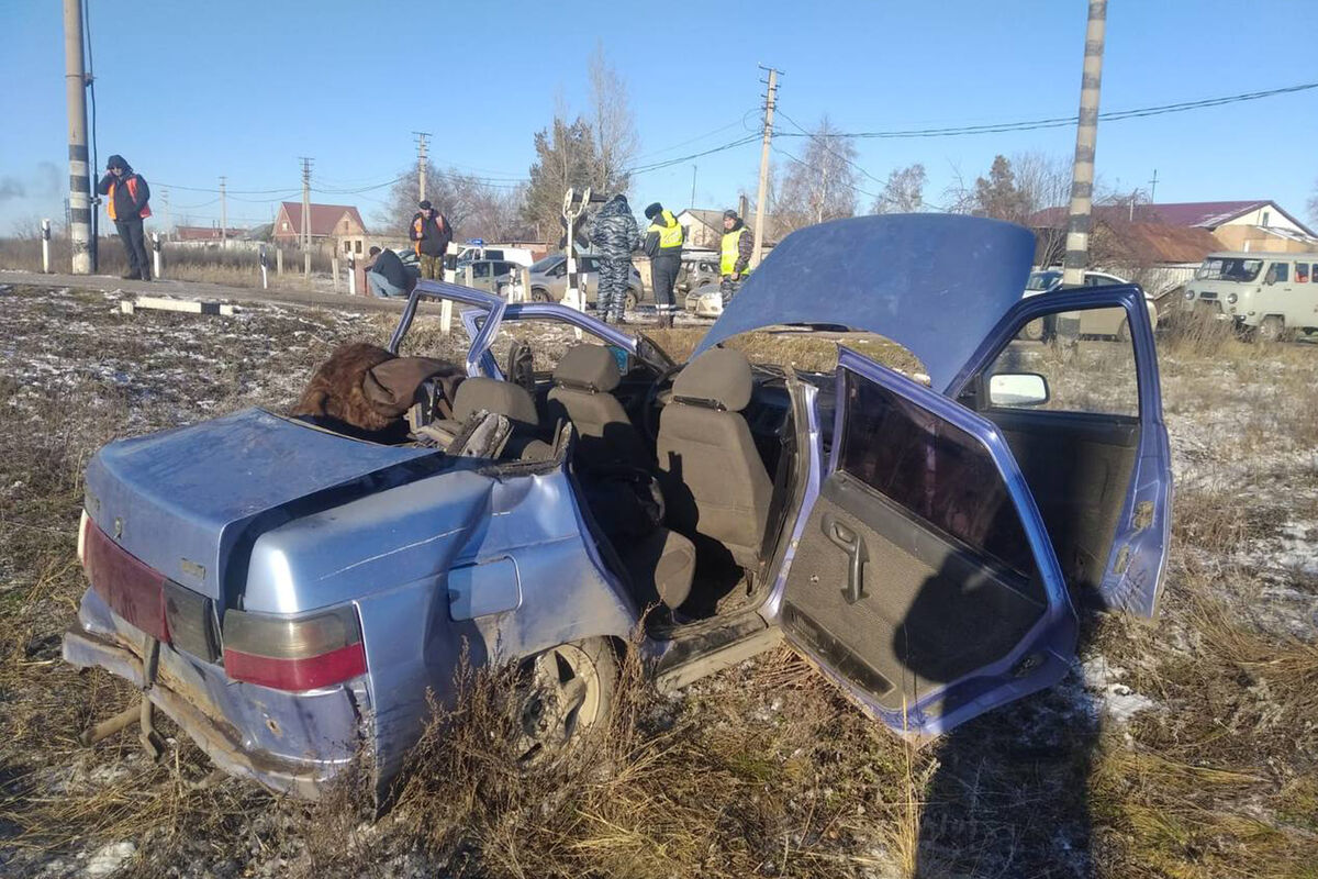 В Магнитогорске локомотив протаранил Lada с пятью людьми - Газета.Ru |  Новости