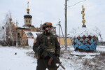 Военнослужащий у Свято-Михайловского храма в Авдеевке, февраль 2024 года