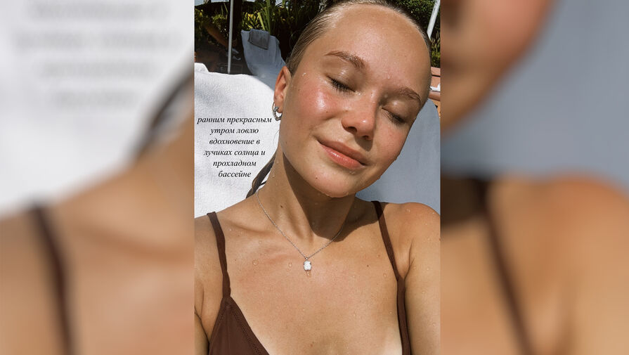 Российская гимнастка показала вблизи грудь в открытом купальнике
