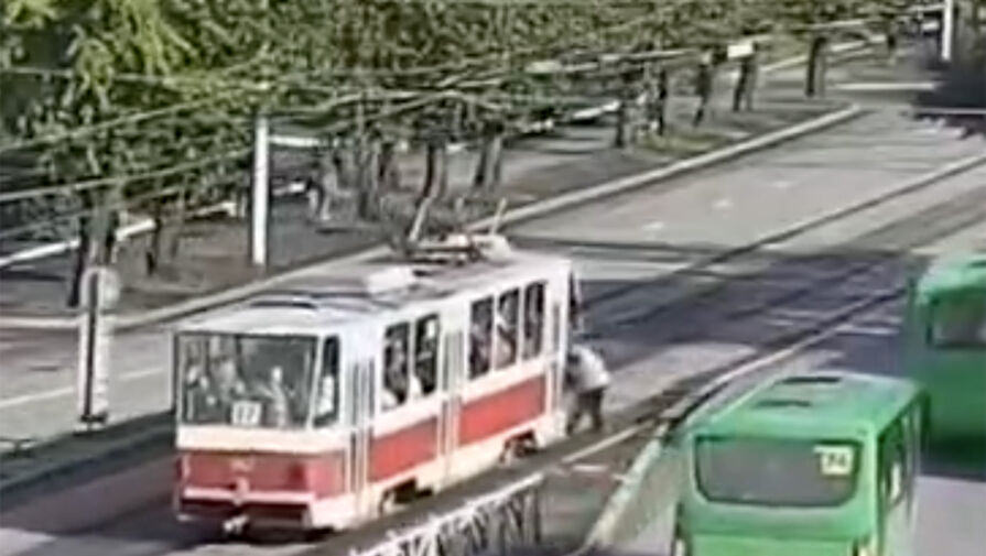 На видео попало, как пешеход избежал травм, попав под трамвай в Екатеринбурге