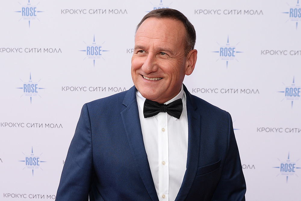Отец Татьяны Волосожар Андрей Волосожар перед торжественной частью церемонии бракосочетания двукратных олимпийских чемпионов в фигурном катании Максима Транькова и Татьяны Волосожар у ресторана Rose Bar Crocus City в Москве