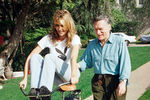 Хью Хефнер со второй женой Кимберли на лужайке своего дома в Лос-Анджелесе, 1996 год