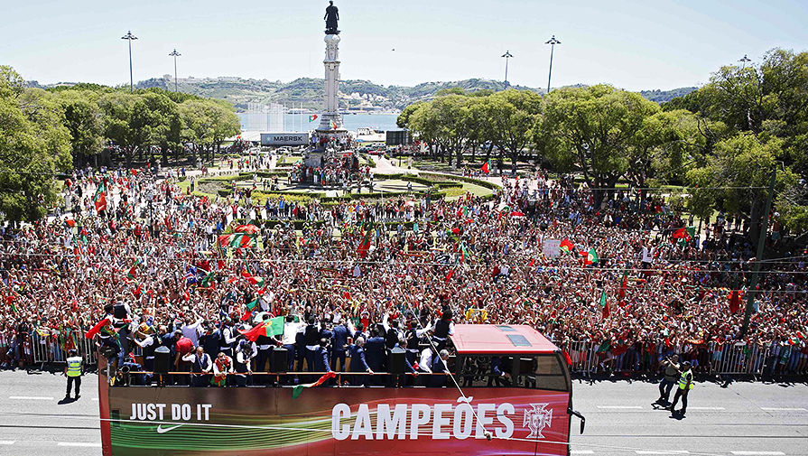 Автобус с&nbsp;футболистами сборной Португалии проезжает около&nbsp;площади Помбала в&nbsp;Лиссабоне
