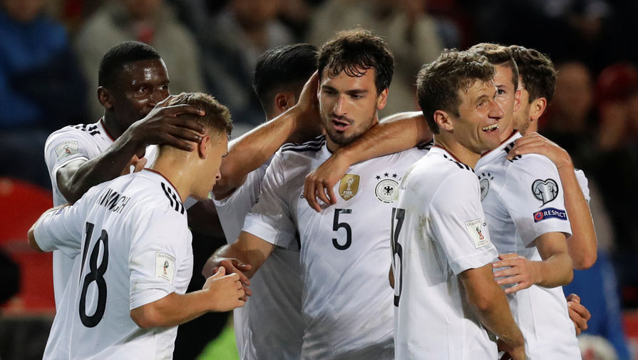 Партнеры по сборной Германии поздравляют Матса Хуммельса (№5) с победным голом