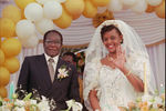 Президент Зимбабве Роберт Мугабе с новой женой Грейс Маруфу после свадебной церемонии в Кутама, Зимбабве, 16 августа 1996 года. За неуемную страсть к шоппингу в народе в будущем ее будут звать Гуччи Грейс
