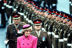 В декабре 1993 года Диана объявила, что хотела бы отойти от публичной деятельности – к тому моменту они с принцем Чарльзом уже расстались, но формально не развелись. Однако через год принцесса Уэльская решила частично вернуться к своим королевским обязанностям, формально оставаясь членом семьи. Оставаясь вице-президентом британского «Красного креста», она принимала участие в подготовке 125-летнего юбилея, после этого была приглашена королевой Елизаветой II на празднование Дня высадки в Нормандии, в 1995 году была с официальным визитом в Японии.