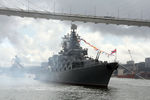 Гвардейский ракетный крейсер «Варяг» проекта 11641 на параде в честь Дня Военно-морского флота в бухте Золотой Рог во Владивостоке, 25 июля 2021 года