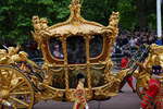 Голограмма, изображающая молодую Елизавету II, появилась в окне Золотой государственной кареты во время праздничной процессии